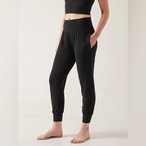 Athleta NWT Salutation Jogger in Powervita Black- XL Regular